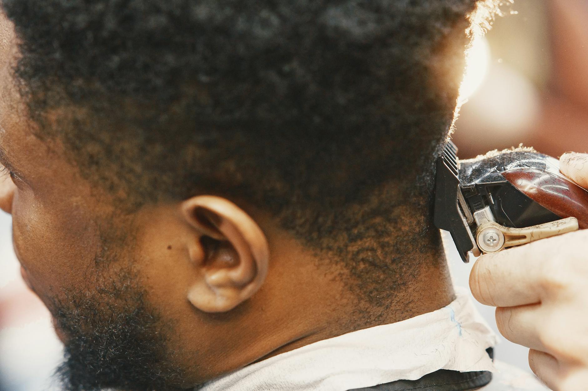 Barbier-Schnitt mit Clipper für perfekte Konturen